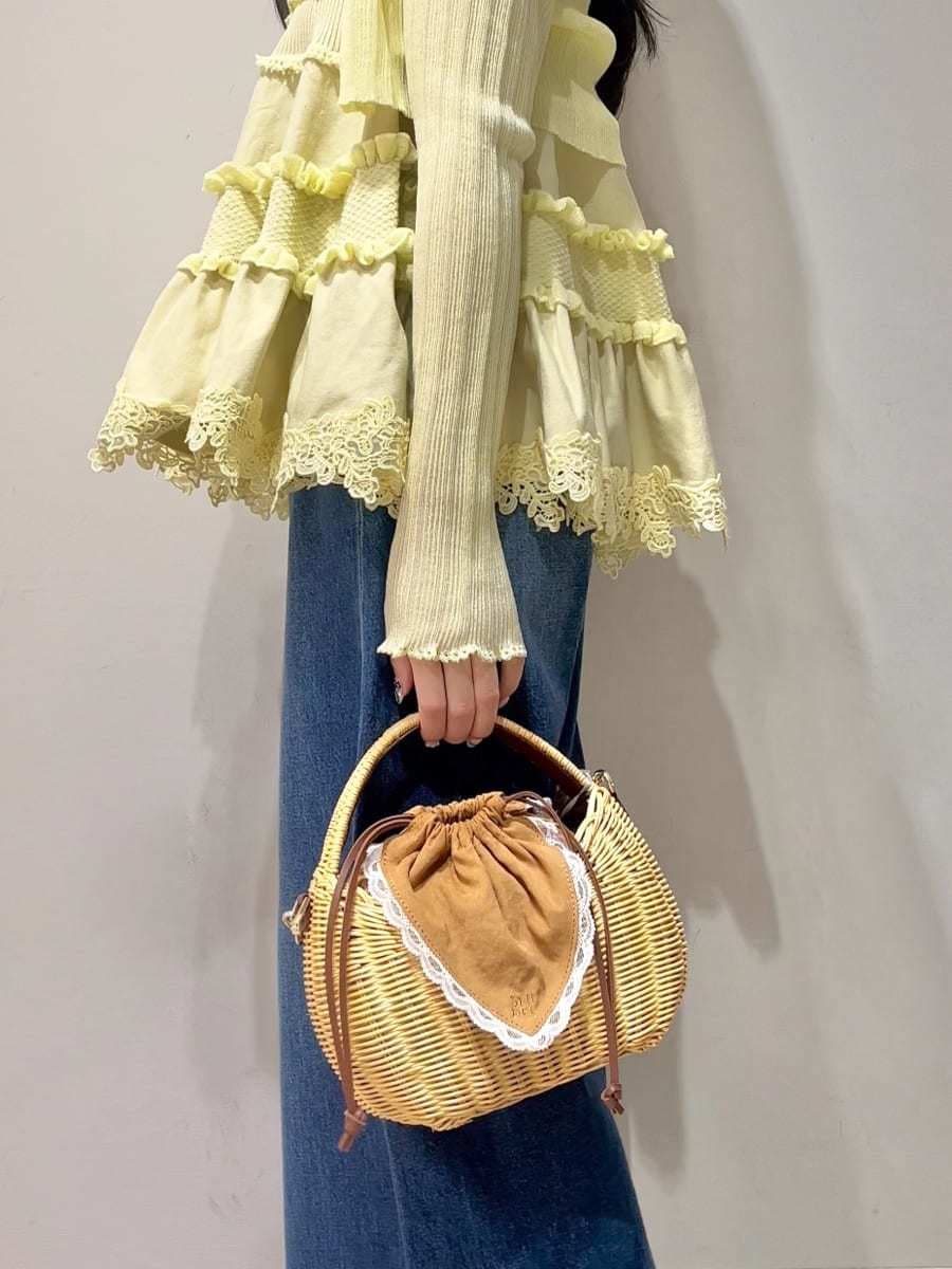 ブラウン系のかごバッグ、ブルー系のデニムパンツ、イエロー系のニット/セーターを着用したレディースの夏コーディネートの5枚目の写真