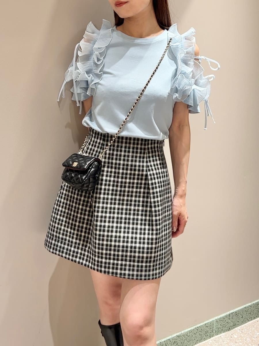 ブルー系のTシャツ/カットソー、その他のその他パンツ、ブラック系のショルダーバッグを着用したレディースの夏コーディネートの4枚目の写真