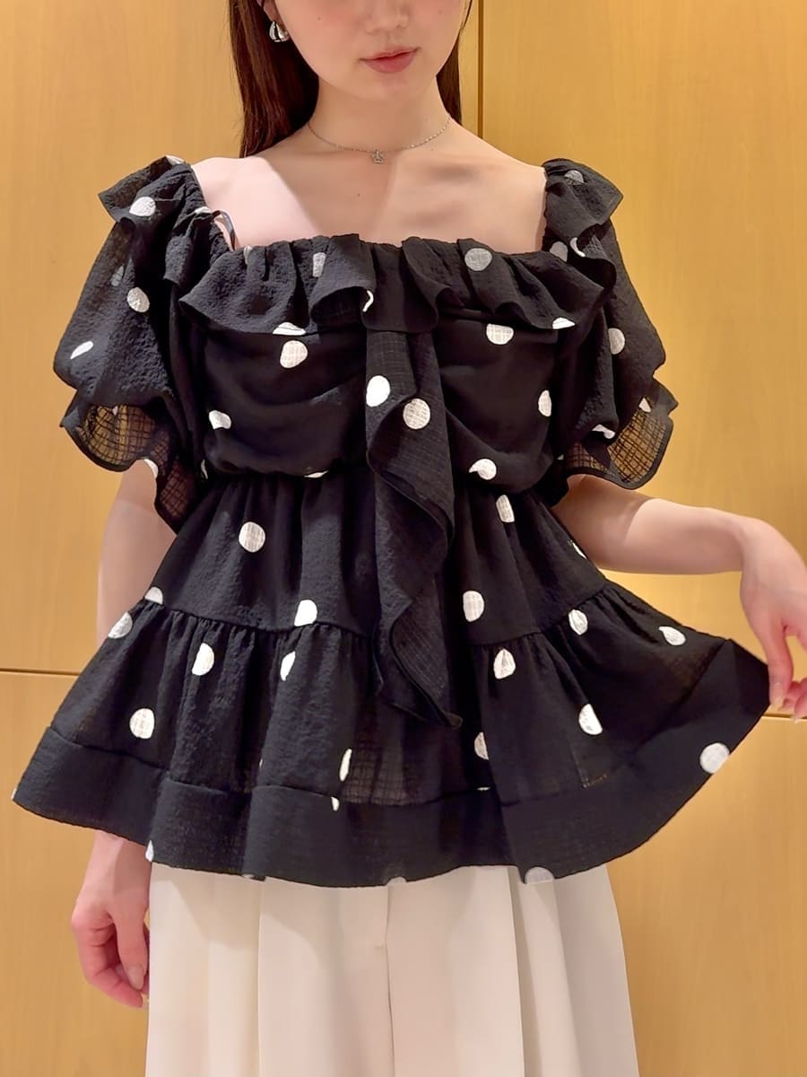 ホワイト系のその他パンツ、ブラック系のシャツ/ブラウス、ブラック系のサンダルを着用したレディースの春コーディネートの6枚目の写真