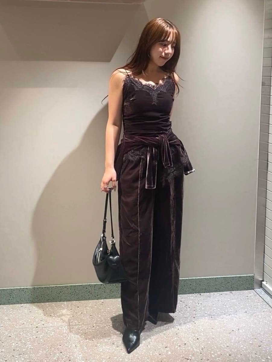ブラウン系のその他パンツ、ブラウン系のキャミソール、ブラウン系のカーディガン/ボレロを着用したレディースの秋コーディネートの3枚目の写真