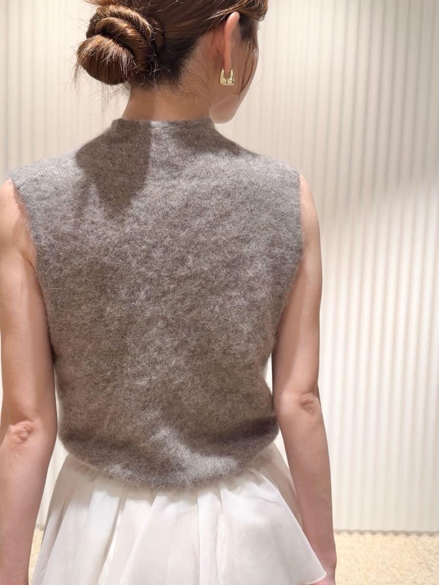 ホワイト系のスカート、ホワイト系のTシャツ/カットソー、ホワイト系のカーディガン/ボレロを着用したレディースの秋コーディネートの10枚目の写真