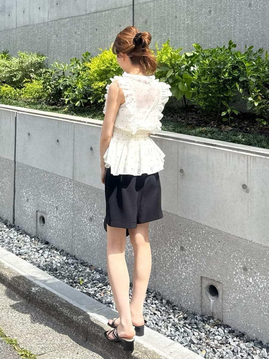ブラック系のショルダーバッグ、ブラック系のその他パンツ、その他のシャツ/ブラウスを着用したレディースの春コーディネートの2枚目の写真