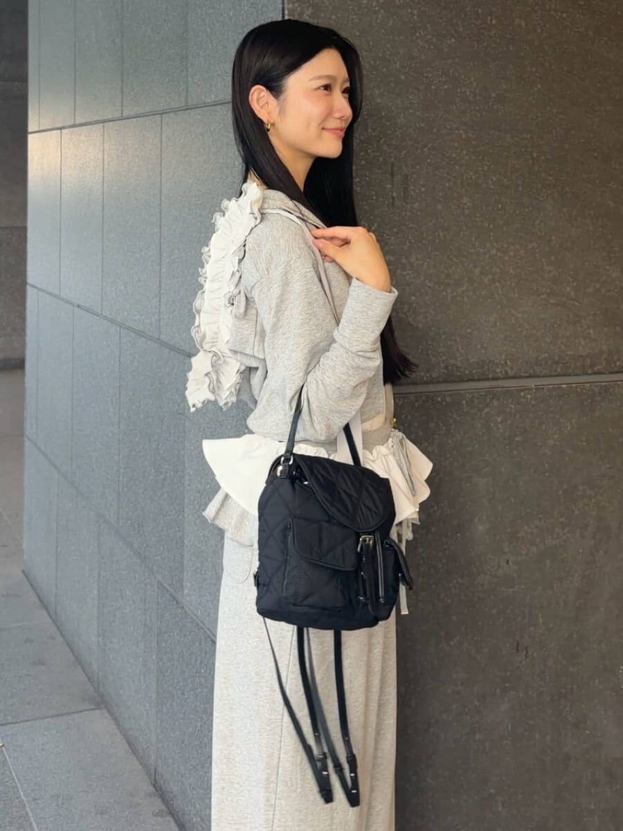 その他のサンダル、グレー系のその他パンツ、グレー系のパーカーを着用したレディースの夏コーディネートの4枚目の写真