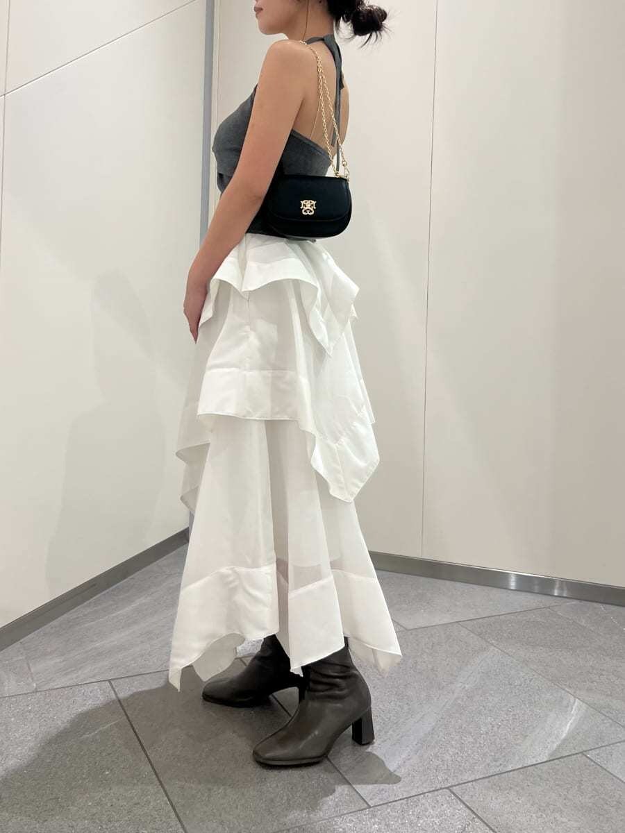 ホワイト系のスカート、グレー系のカーディガン/ボレロ、ブラック系のショルダーバッグを着用したレディースの春コーディネートの6枚目の写真