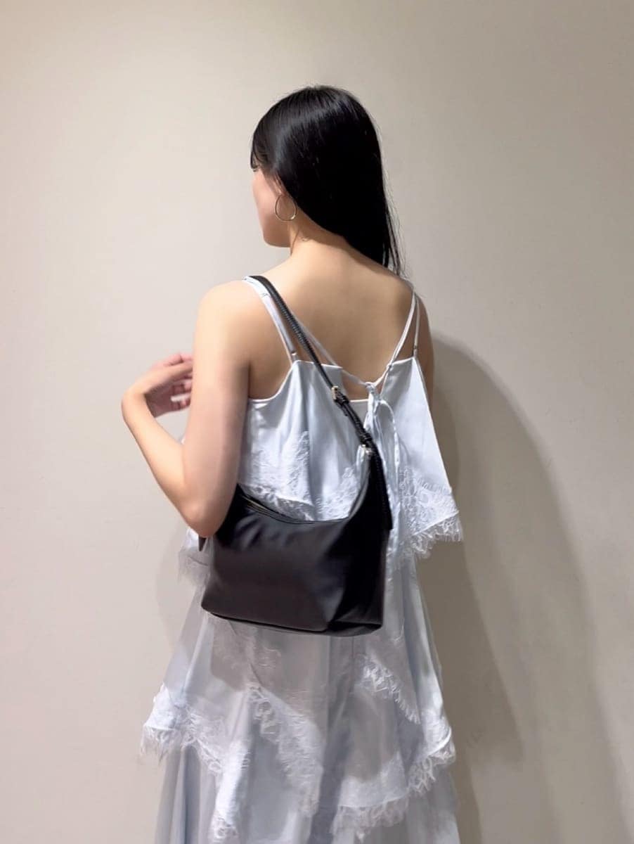 ブルー系のワンピース、ブラック系のブーツ、ブラック系のショルダーバッグを着用したレディースの夏コーディネートの4枚目の写真