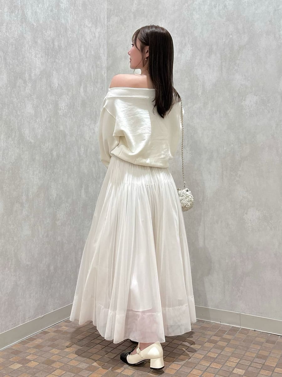 ホワイト系のスウェット、ホワイト系のスカート、その他のパンプスを着用したレディースの秋コーディネートの4枚目の写真