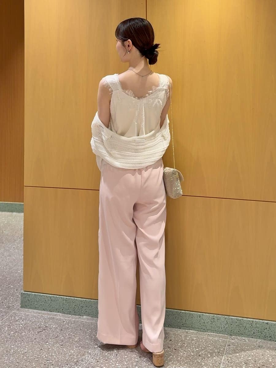 ピンク系のその他パンツ、ホワイト系のカーディガン/ボレロ、その他のサンダルを着用したレディースの夏コーディネートの3枚目の写真