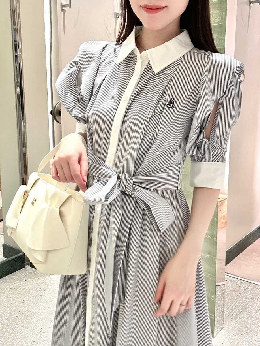 その他のワンピース、ブラック系のパンプス、ホワイト系のハンドバッグを着用したレディースの冬コーディネートの2枚目の写真