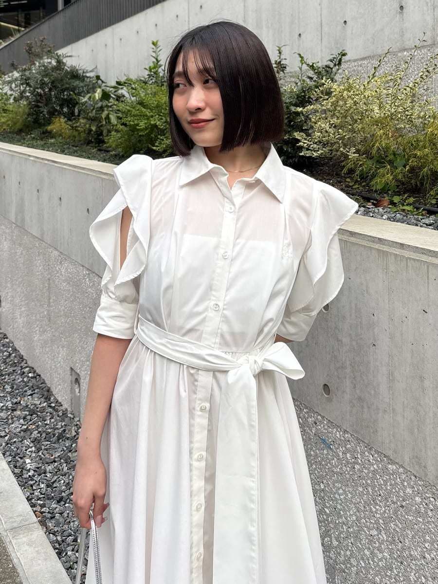 ホワイト系のワンピースを着用したレディースの春コーディネートの4枚目の写真