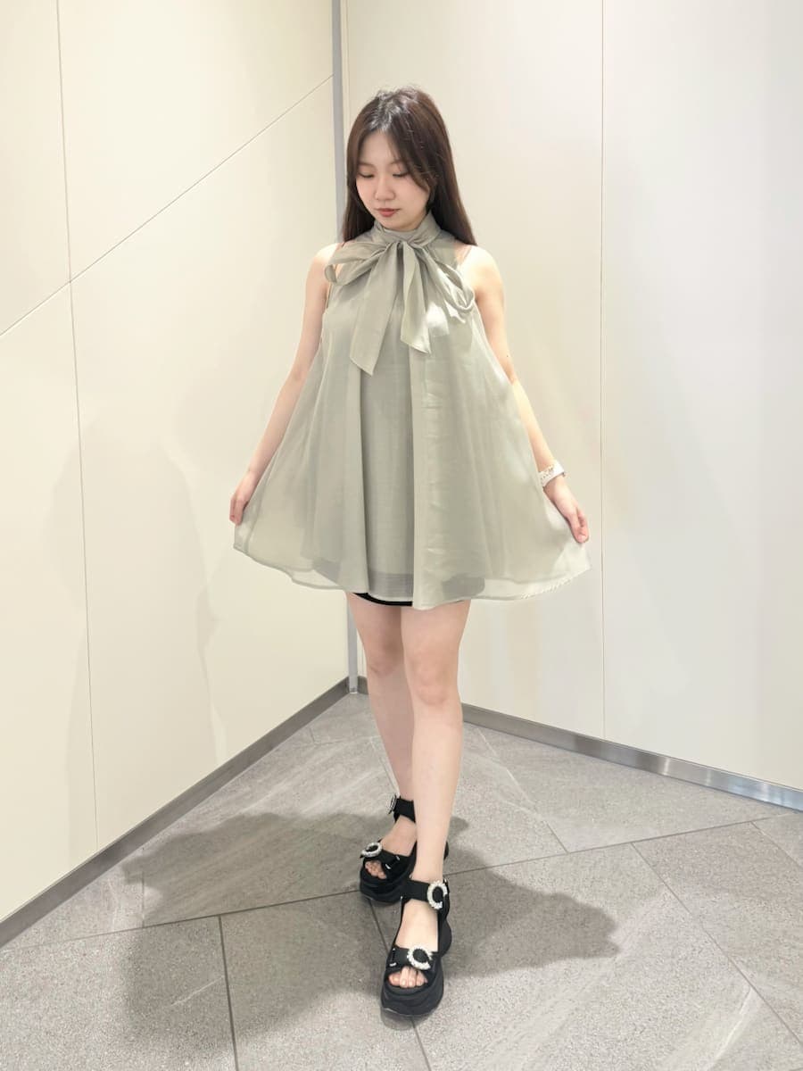 ブラック系のその他パンツ、グリーン系のシャツ/ブラウス、ブラック系のサンダルを着用したレディースの春コーディネートの4枚目の写真