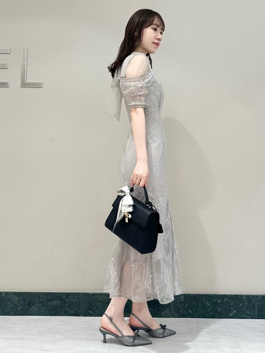 ブラック系のハンドバッグ、ホワイト系のバンダナ/スカーフを着用したレディースの夏コーディネートの4枚目の写真