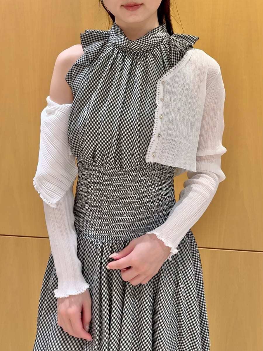 ホワイト系のカーディガン/ボレロ、ホワイト系のワンピース、その他のサンダルを着用したレディースの夏コーディネートの8枚目の写真