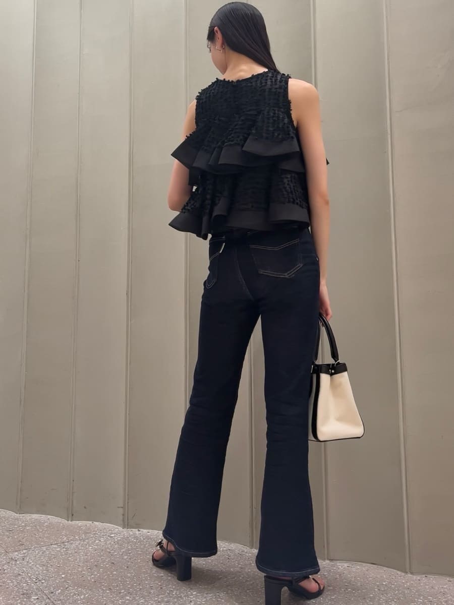 ブルー系のその他パンツ、ブラック系のシャツ/ブラウス、ホワイト系のハンドバッグを着用したレディースの春コーディネートの6枚目の写真