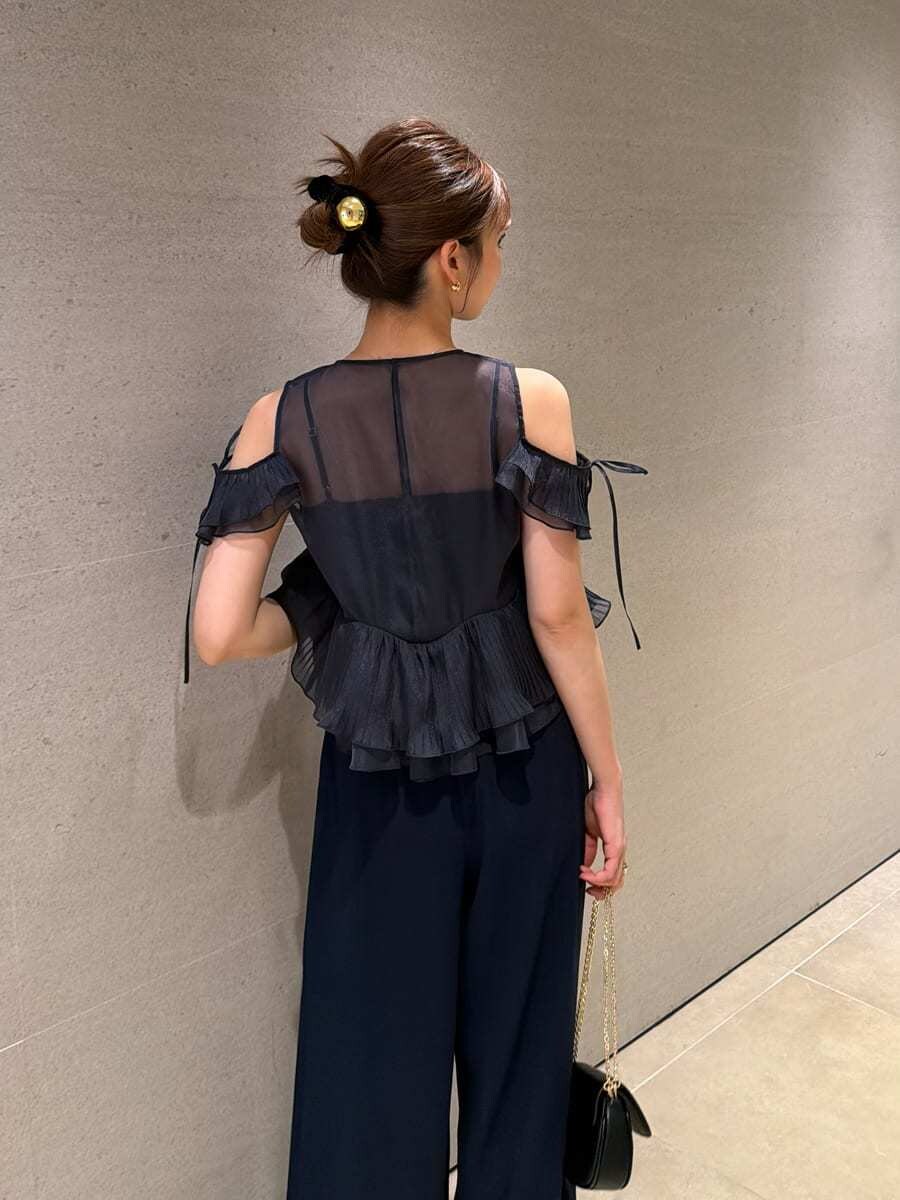 ブラック系のショルダーバッグ、ブルー系のつなぎ/オールインワンを着用したレディースの夏コーディネートの4枚目の写真
