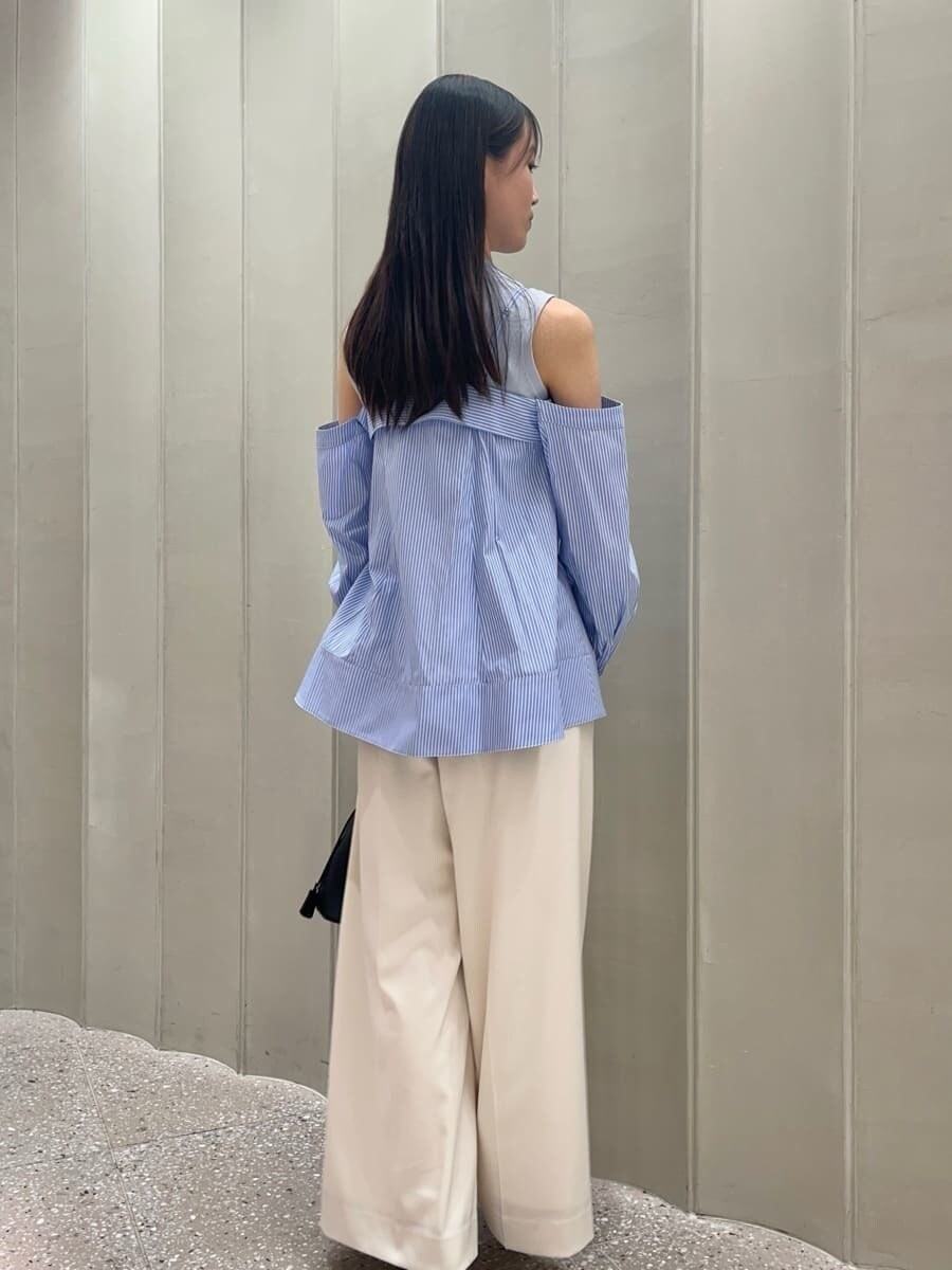 ホワイト系のその他パンツ、ブルー系のニット/セーター、ブラック系のパンプスを着用したレディースの春コーディネートの6枚目の写真