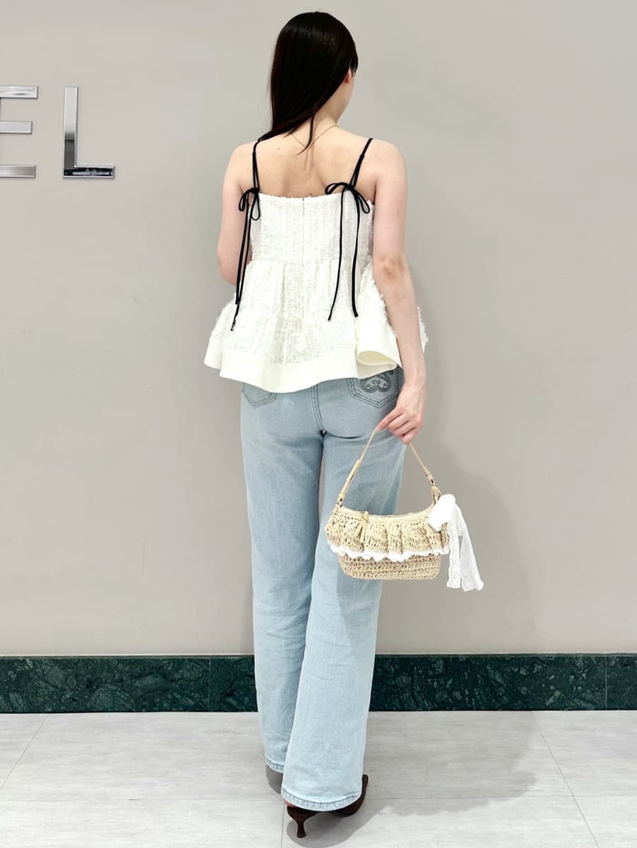 ブルー系のデニムパンツ、ホワイト系のその他トップス、ブラウン系のパンプスを着用したレディースの冬コーディネートの4枚目の写真