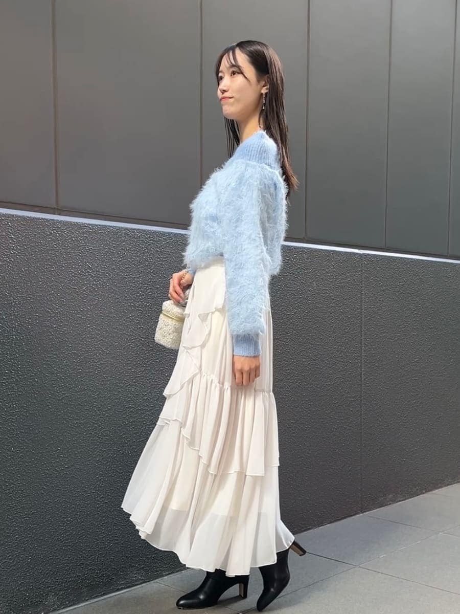 ホワイト系のスカート、ホワイト系のハンドバッグを着用したレディースの冬コーディネートの4枚目の写真