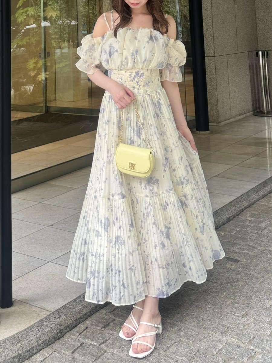 イエロー系のショルダーバッグ、イエロー系のワンピース、ホワイト系のサンダルを着用したレディースの夏コーディネートの5枚目の写真