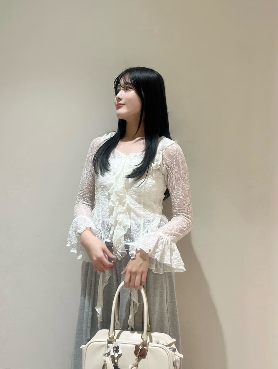 ブラック系のブーツ、ホワイト系のトレンチコート、グレー系のその他パンツを着用したレディースの冬コーディネートの9枚目の写真