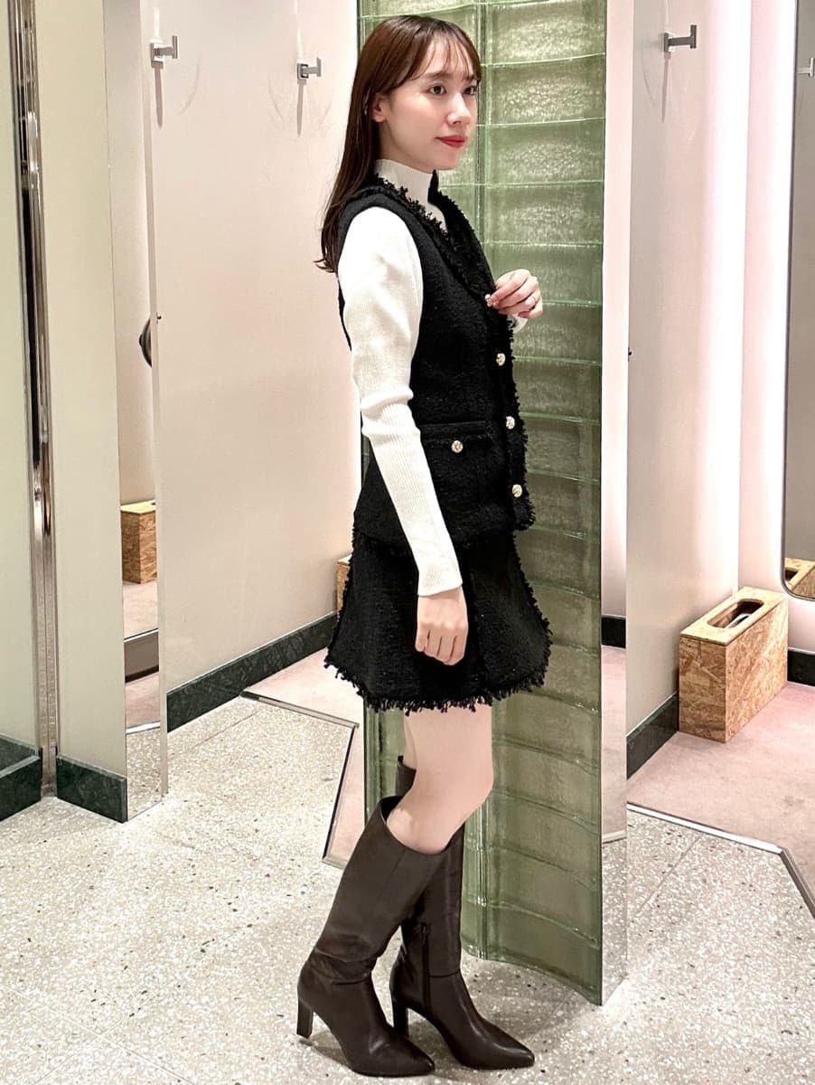 ブラック系のその他アウター、ホワイト系のニット/セーター、ブラック系のスカートを着用したレディースの秋コーディネートの3枚目の写真