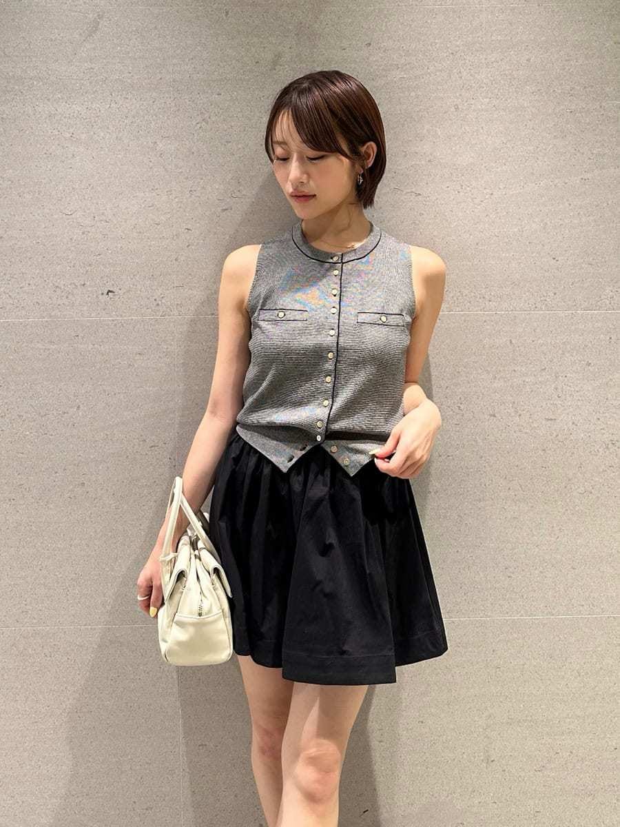 その他のニット/セーター、ブラウン系のサンダル、ホワイト系のボストンバッグを着用したレディースの夏コーディネートの2枚目の写真