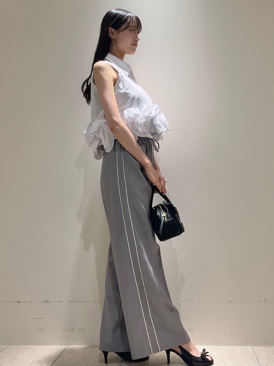 グレー系のその他パンツ、ホワイト系のシャツ/ブラウス、ブラック系のボストンバッグを着用したレディースの夏コーディネートの4枚目の写真