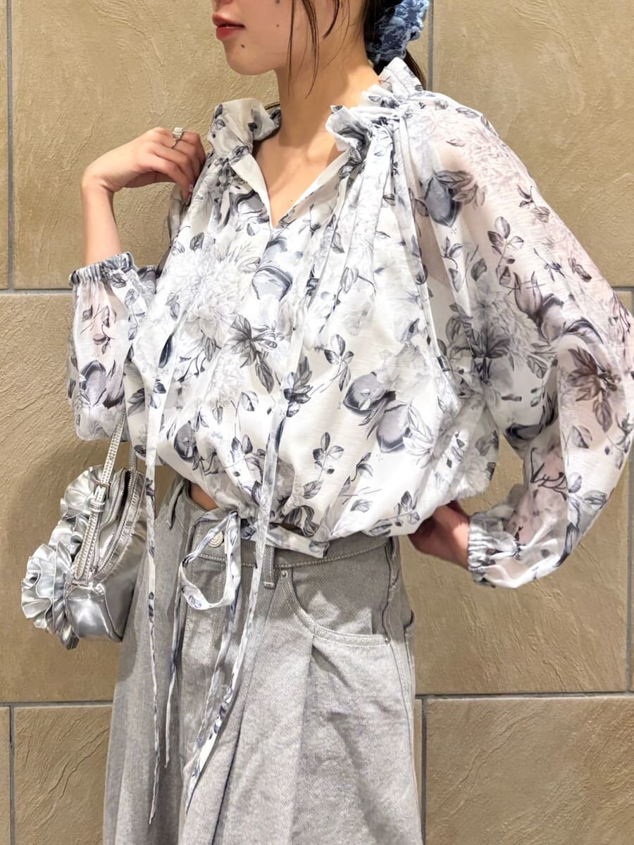 グレー系のデニムパンツ、ホワイト系のシャツ/ブラウス、シルバー系のハンドバッグを着用したレディースの冬コーディネートの5枚目の写真