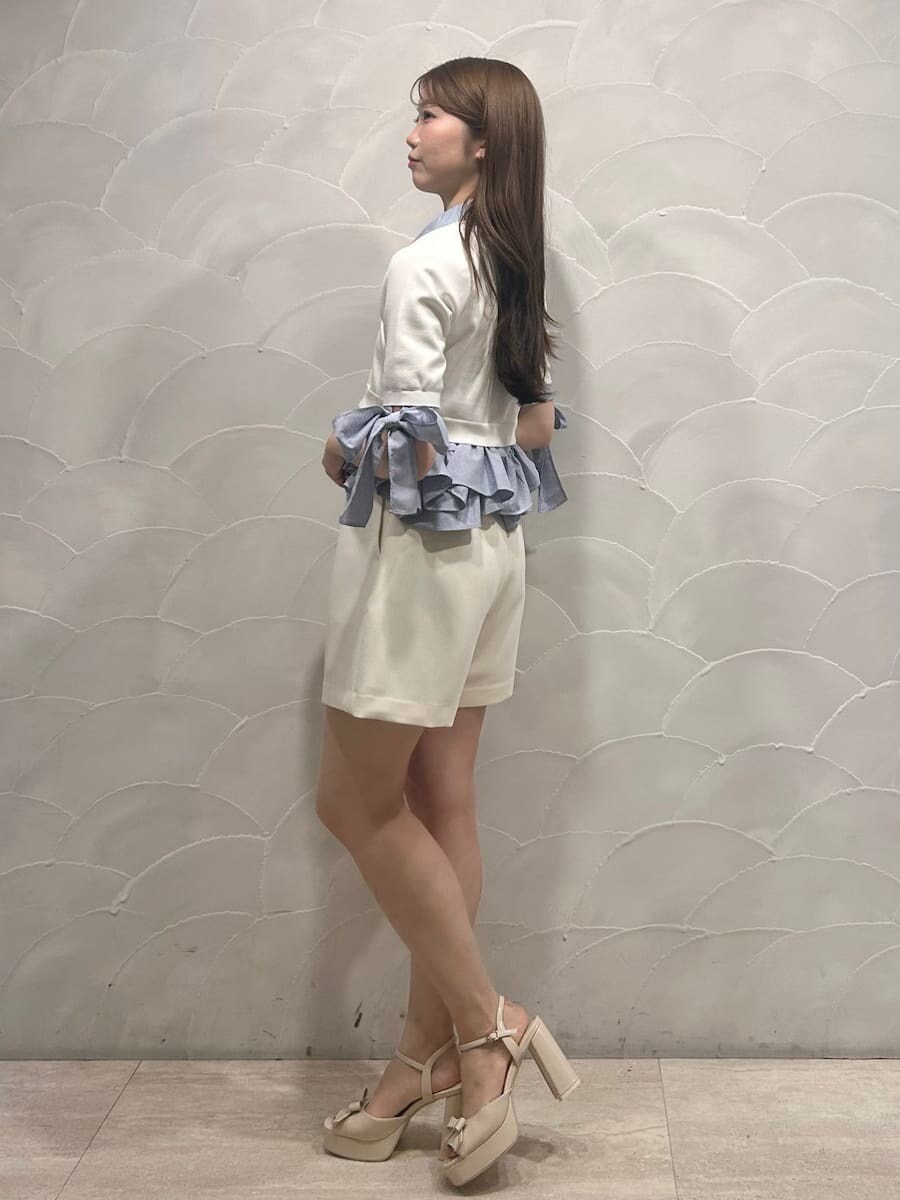 ホワイト系のその他パンツ、ホワイト系のニット/セーター、ベージュ系のサンダルを着用したレディースの春コーディネートの2枚目の写真