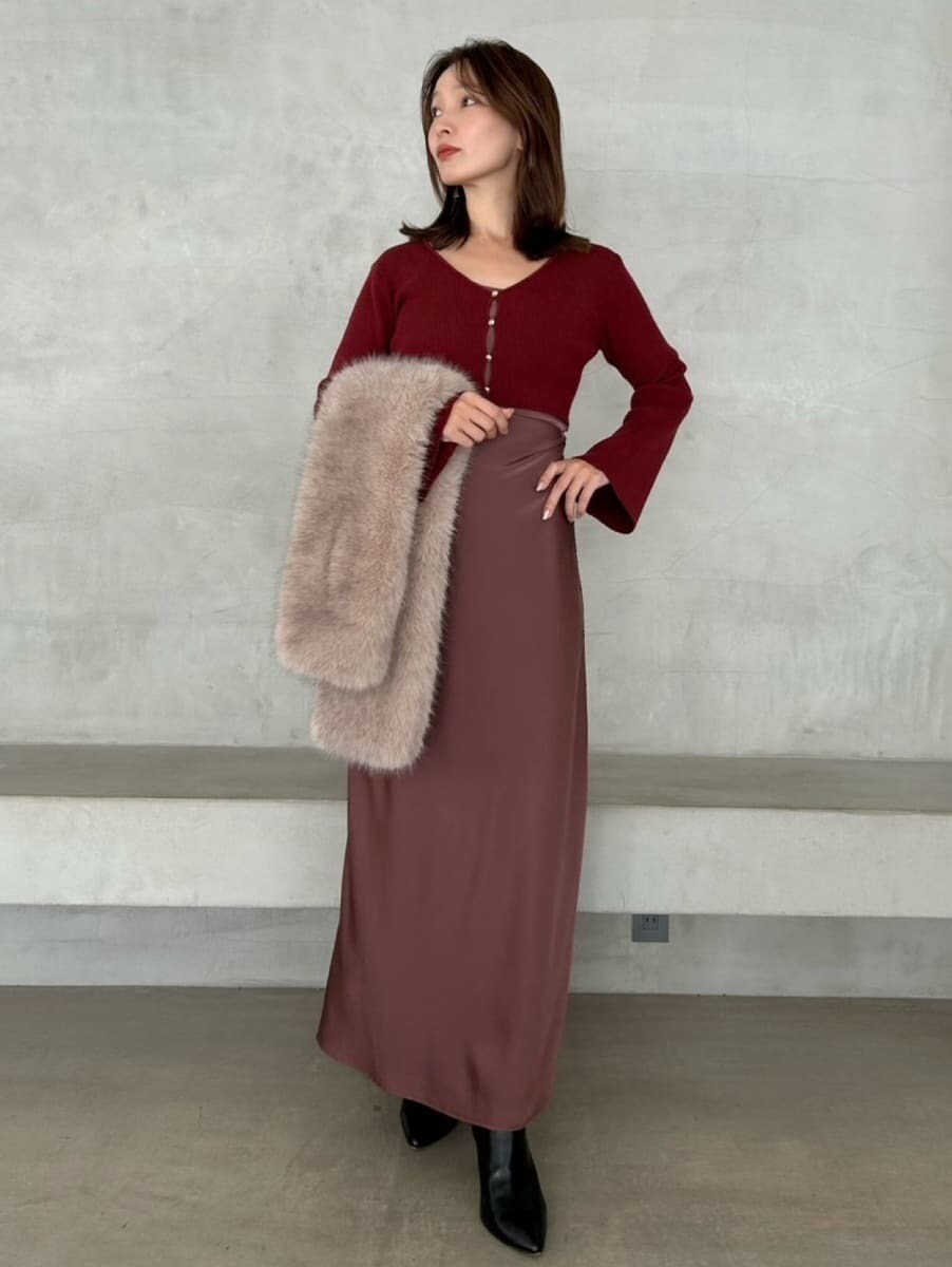 ブラック系のブーツ、グレー系のストール/ショールを着用したレディースの秋コーディネートの3枚目の写真