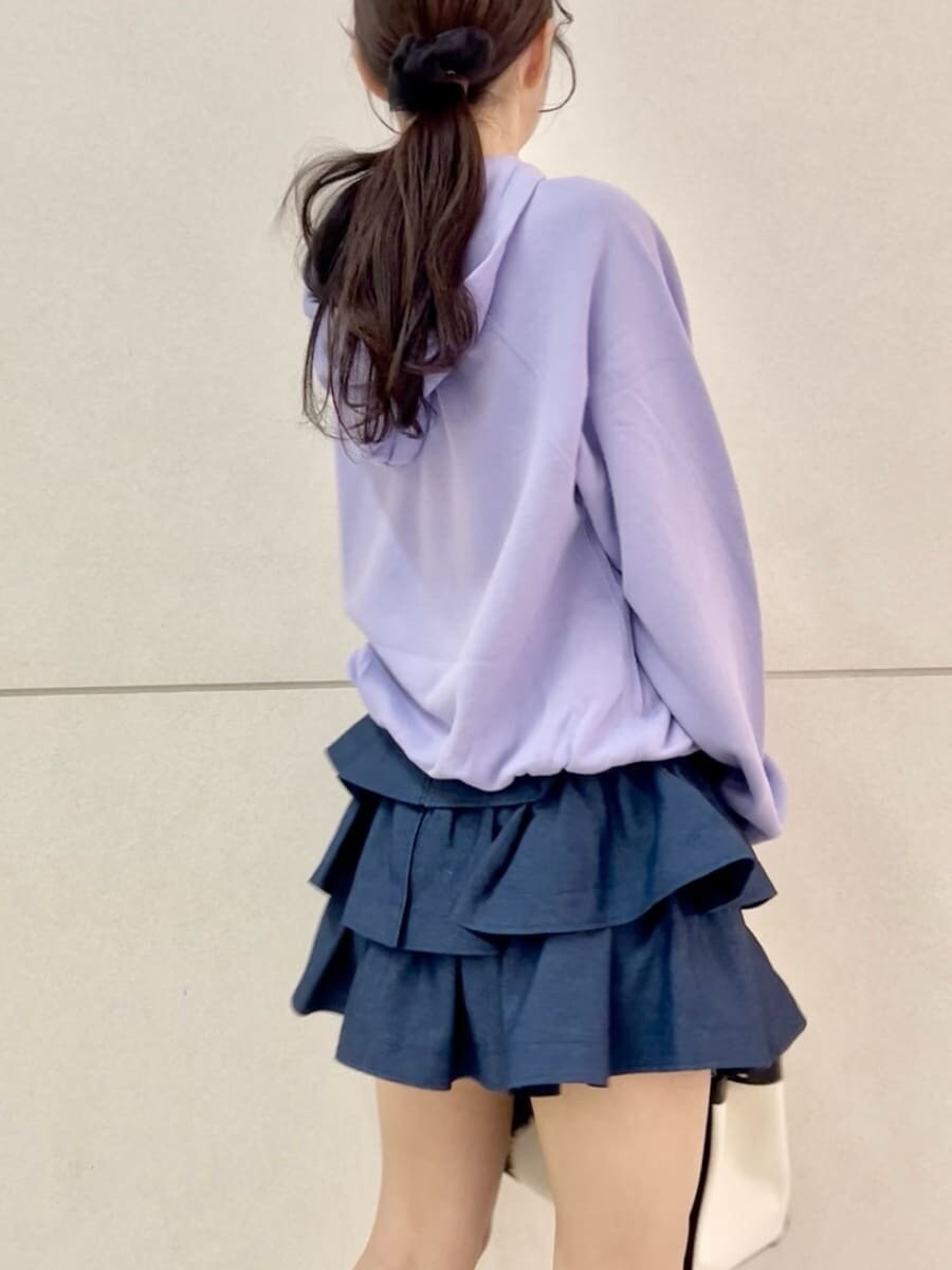 ブルー系のその他パンツ、ブラック系のショルダーバッグを着用したレディースの秋コーディネートの7枚目の写真