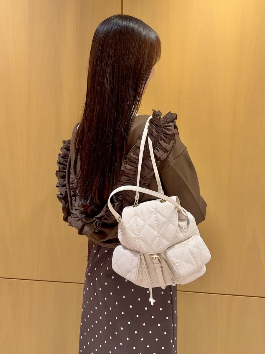 ブラック系のサンダル、ブラウン系のワンピース、ブラウン系のパーカーを着用したレディースの夏コーディネートの8枚目の写真