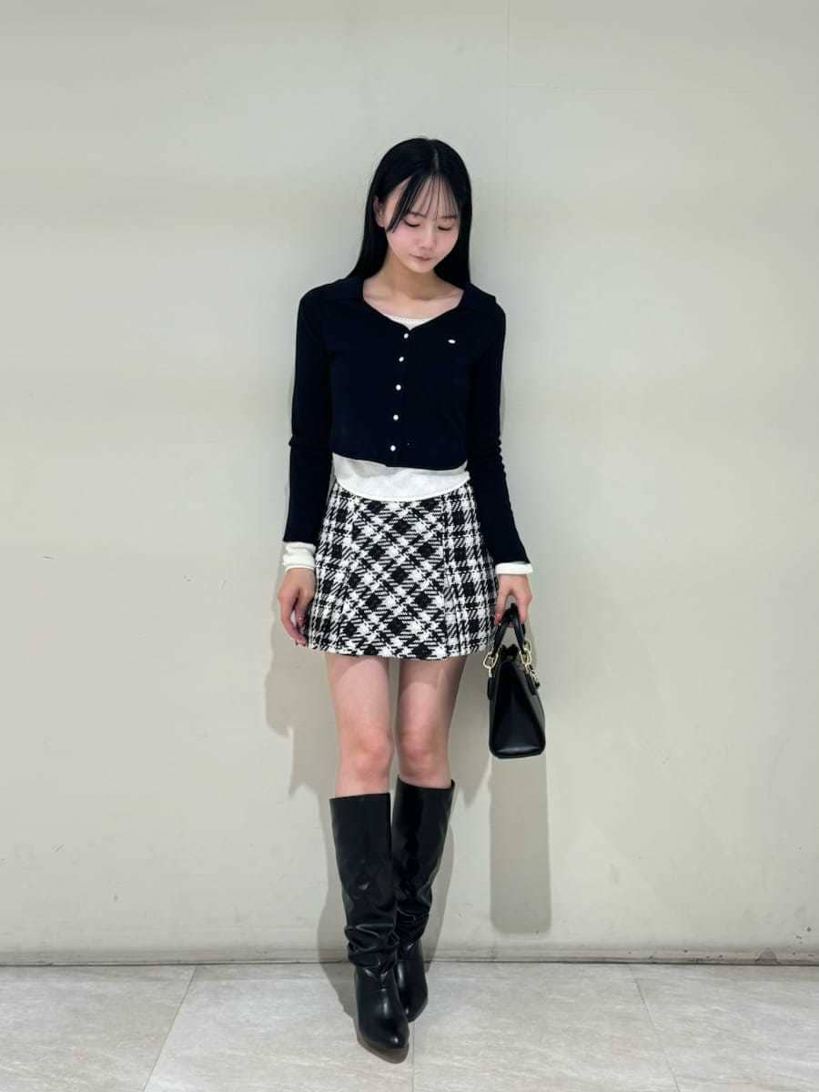 ブラック系のその他パンツ、ブルー系のニット/セーター、ブラック系のハンドバッグを着用したレディースの秋コーディネートの2枚目の写真