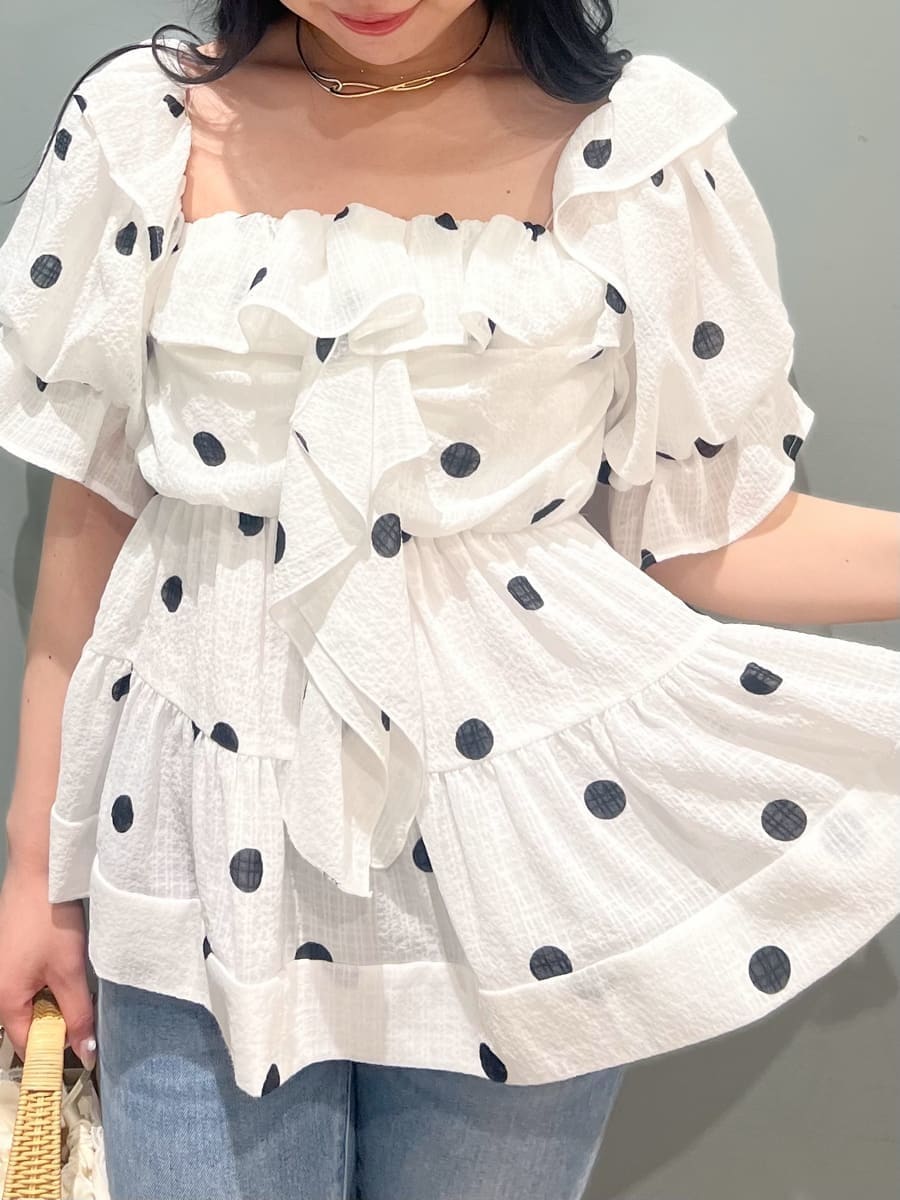ブルー系のデニムパンツ、ホワイト系のかごバッグ、ホワイト系のシャツ/ブラウスを着用したレディースの春コーディネートの5枚目の写真