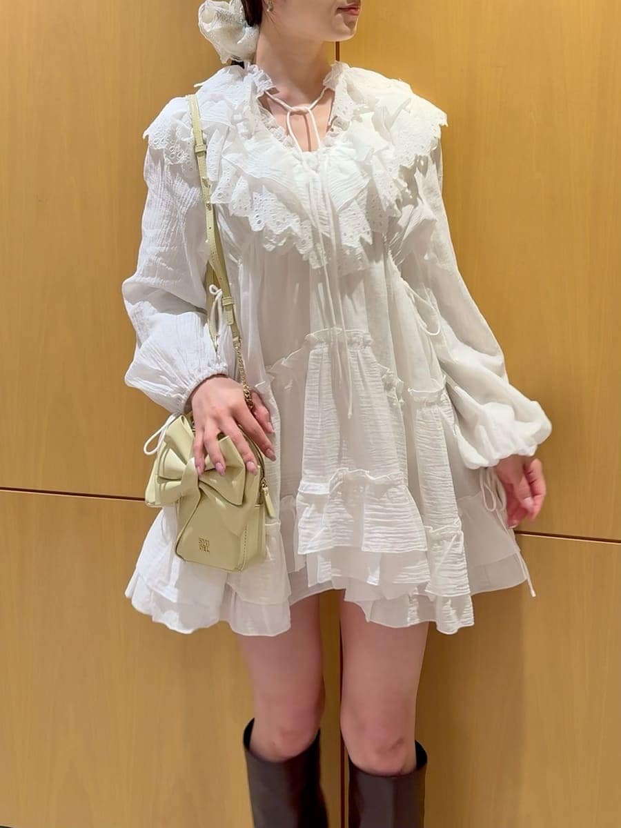 ホワイト系のその他トップス、イエロー系のショルダーバッグを着用したレディースの冬コーディネートの4枚目の写真