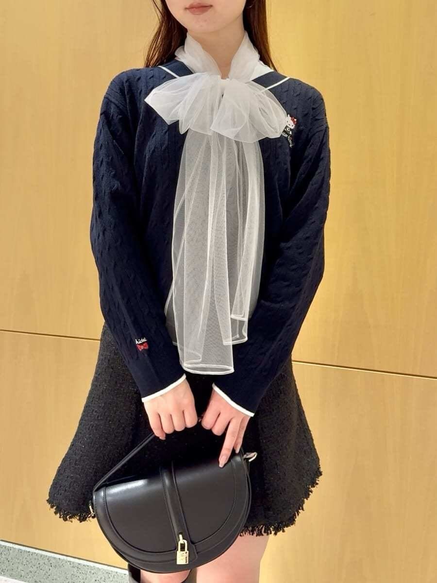 ブルー系のニット/セーター、ホワイト系のシャツ/ブラウス、ブラック系のスカートを着用したレディースの秋コーディネートの5枚目の写真