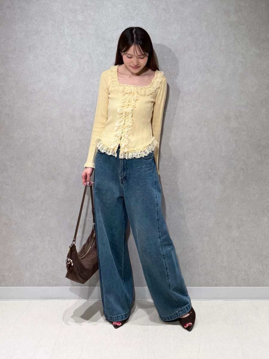 ブルー系のデニムパンツ、イエロー系のニット/セーター、ブラウン系のサンダルを着用したレディースの夏コーディネートの2枚目の写真