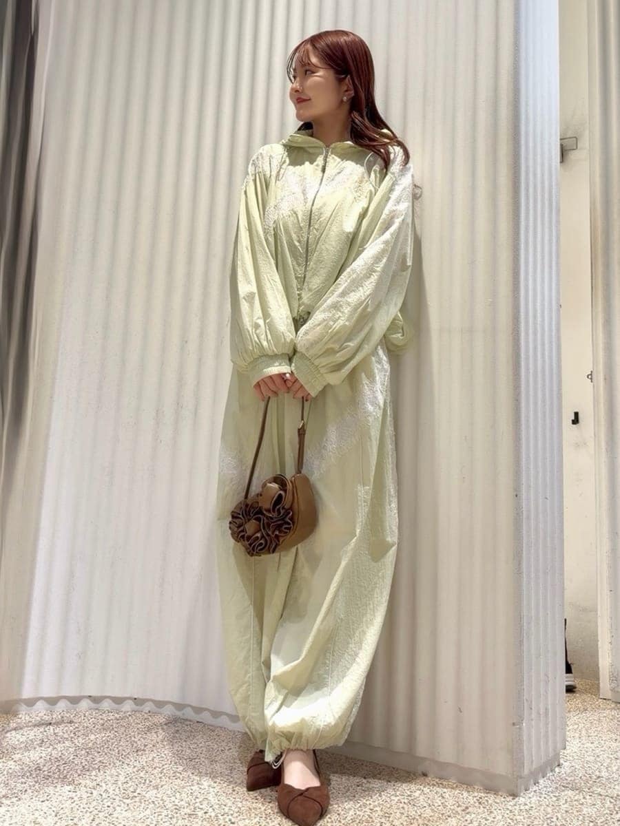 グリーン系のブルゾン、グリーン系のその他パンツ、ブラウン系のパンプスを着用したレディースの春コーディネートの5枚目の写真