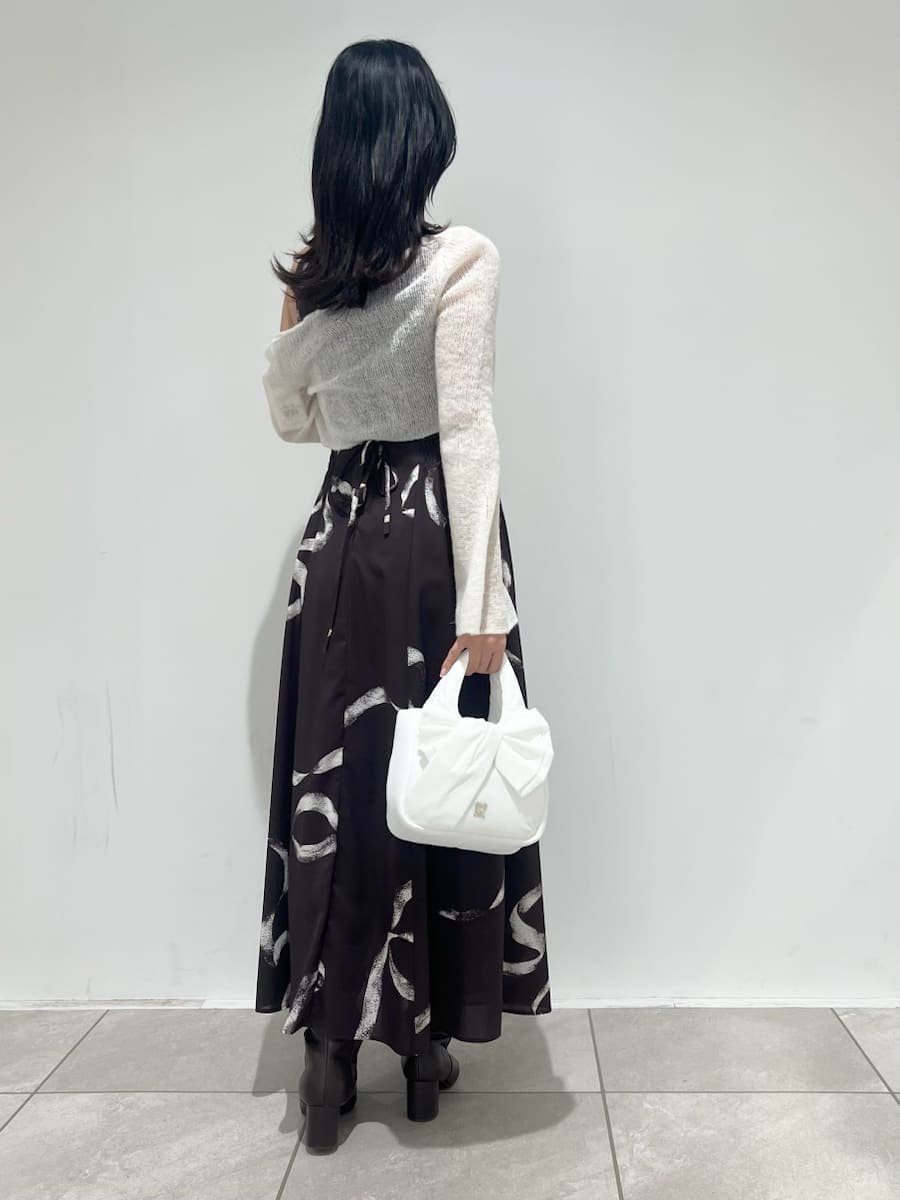 ブラウン系のブーツ、ブラウン系のワンピースを着用したレディースの冬コーディネートの3枚目の写真