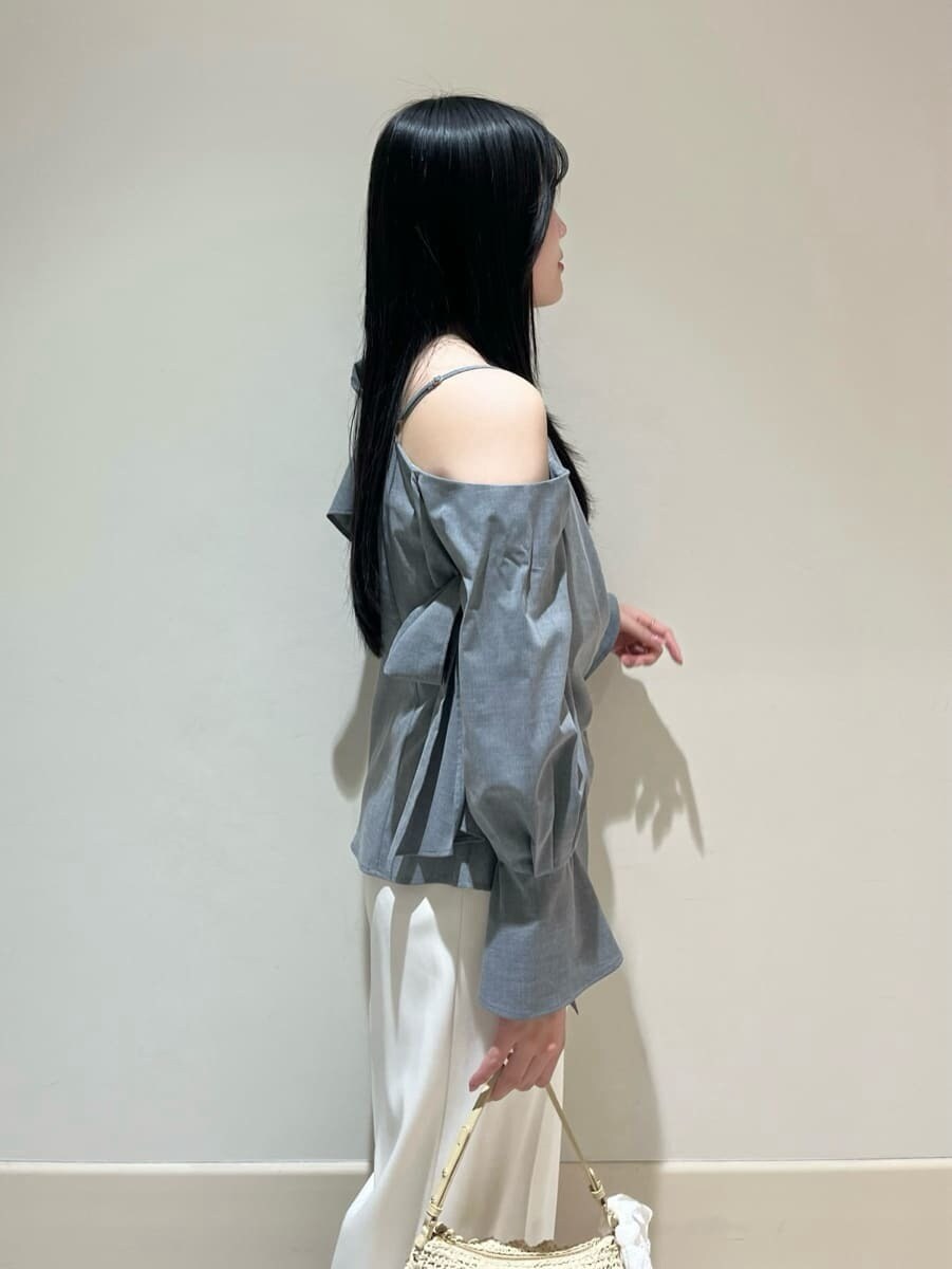 ブラック系のブーツ、ホワイト系のその他パンツを着用したレディースの冬コーディネートの2枚目の写真