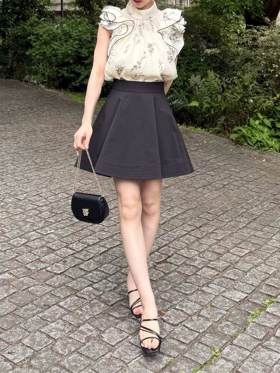 ブラック系のショルダーバッグ、ブラック系のその他パンツ、イエロー系のシャツ/ブラウスを着用したレディースの春コーディネートの3枚目の写真