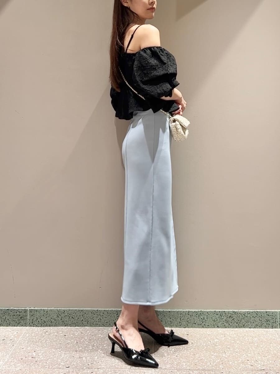 ブラック系のシャツ/ブラウス、ブルー系のスカート、ホワイト系のショルダーバッグを着用したレディースの夏コーディネートの3枚目の写真