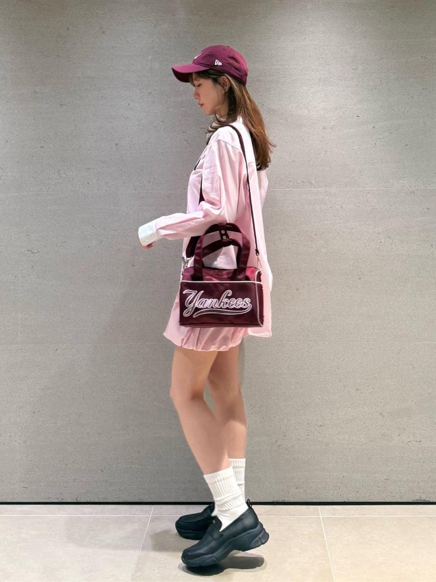 ピンク系のその他パンツ、ピンク系のシャツ/ブラウス、ブラック系のローファーを着用したレディースの春コーディネートの4枚目の写真