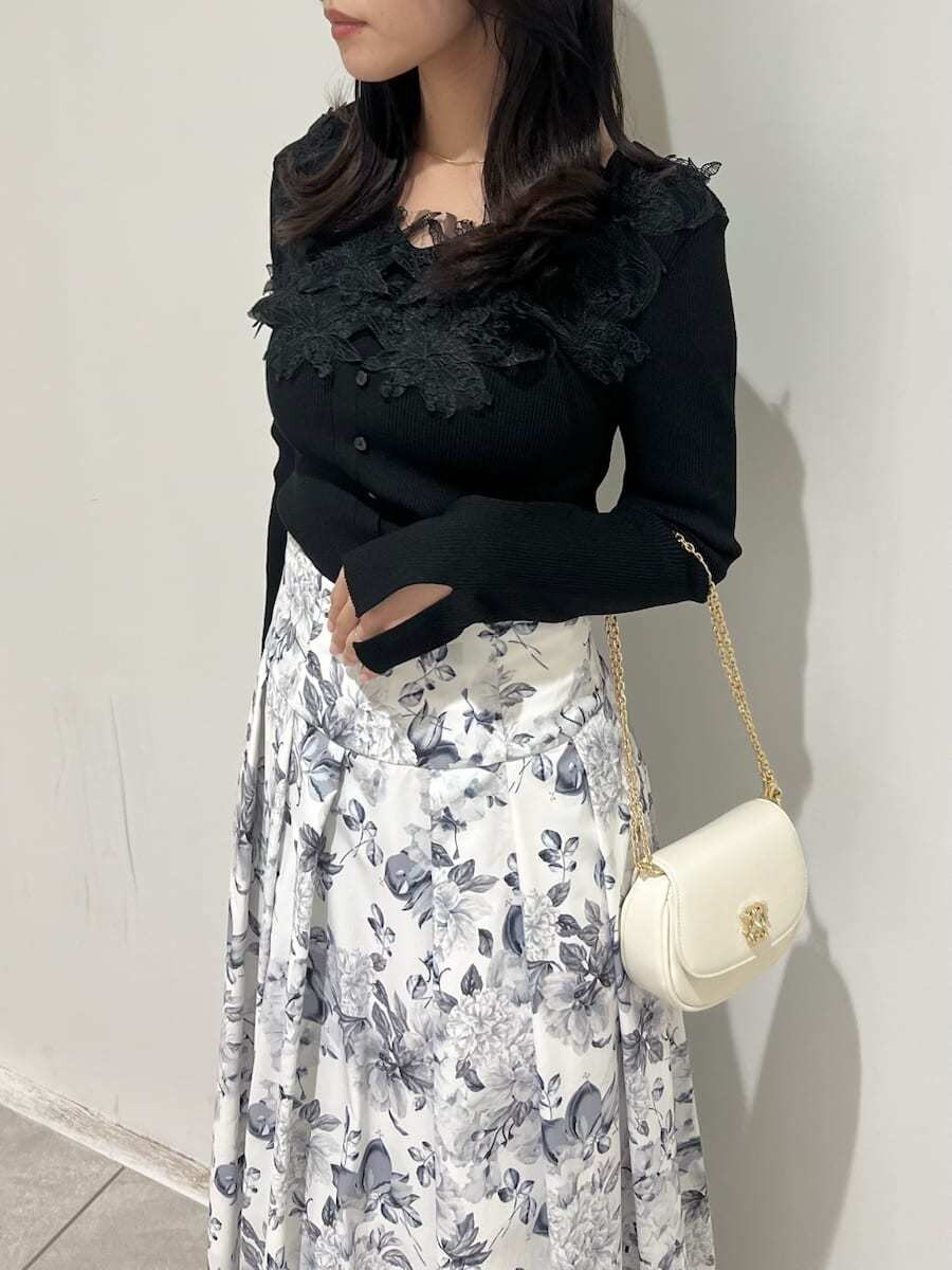 ブラック系のパンプス、ホワイト系のショルダーバッグを着用したレディースの春コーディネートの4枚目の写真