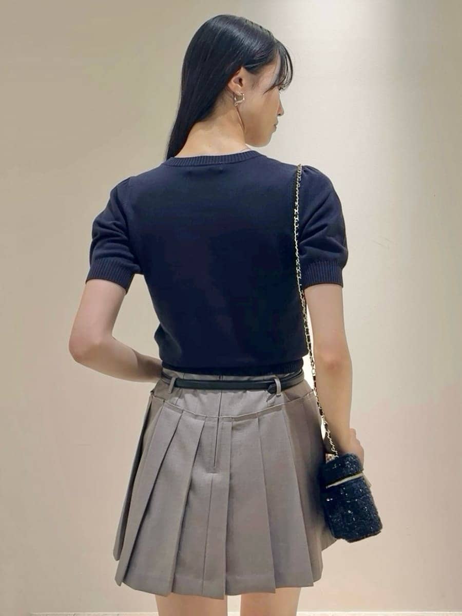 グレー系のその他パンツ、ブルー系のニット/セーター、ベージュ系のサンダルを着用したレディースの夏コーディネートの8枚目の写真