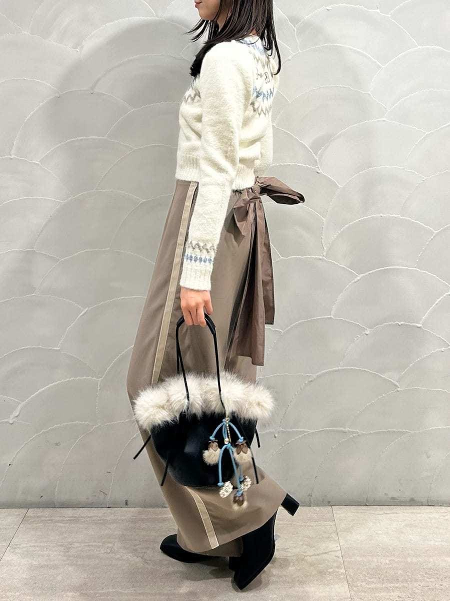 ブラウン系のその他パンツ、ホワイト系のニット/セーター、ブラック系のハンドバッグを着用したレディースの冬コーディネートの3枚目の写真