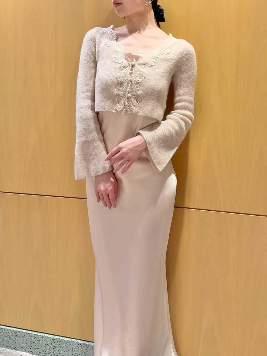 レッド系のブーツ、ピンク系のハンドバッグ、ピンク系のワンピースを着用したレディースの秋コーディネートの4枚目の写真