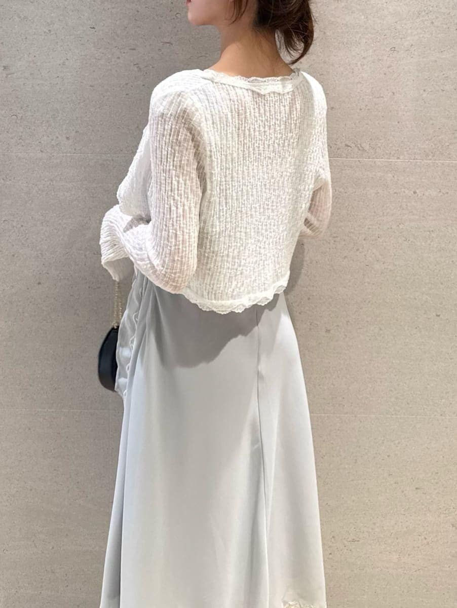 ブラック系のパンプス、ブラック系のショルダーバッグ、ブルー系のワンピースを着用したレディースの春コーディネートの4枚目の写真