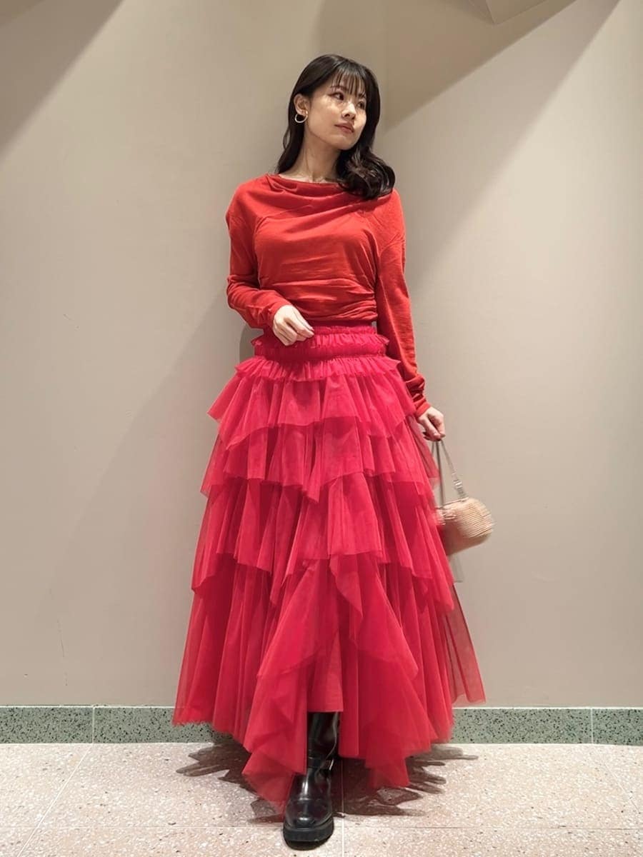 ブラック系のブーツ、レッド系のニット/セーターを着用したレディースの冬コーディネートの3枚目の写真