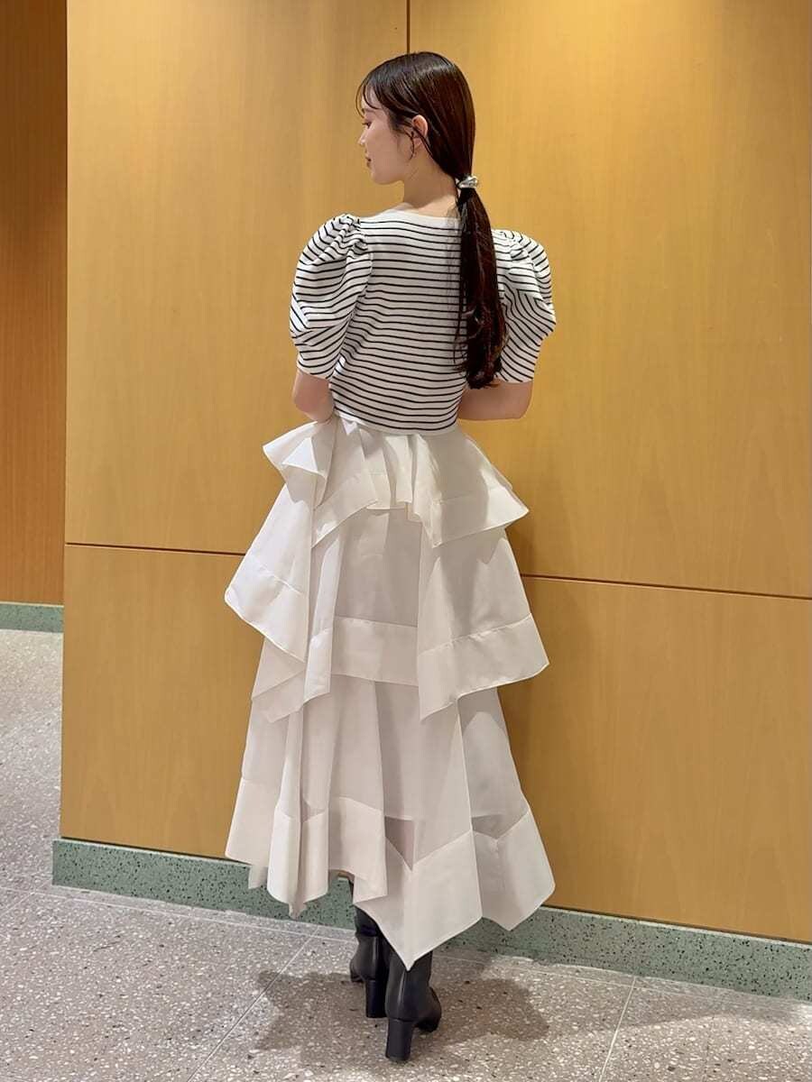 ホワイト系のスカート、その他のカーディガン/ボレロ、ブラック系のハンドバッグを着用したレディースの春コーディネートの3枚目の写真