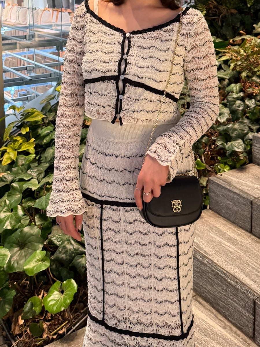 その他のスカート、その他のニット/セーター、ブラック系のショルダーバッグを着用したレディースの春コーディネートの8枚目の写真